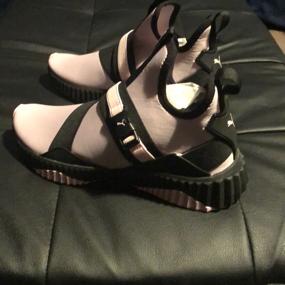 Puma tennis shoes never worn no